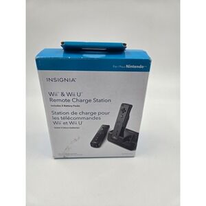 Insignia Wii and Wii U Remote Charge Station NS-GWI1106-C with 2 Battery Packs